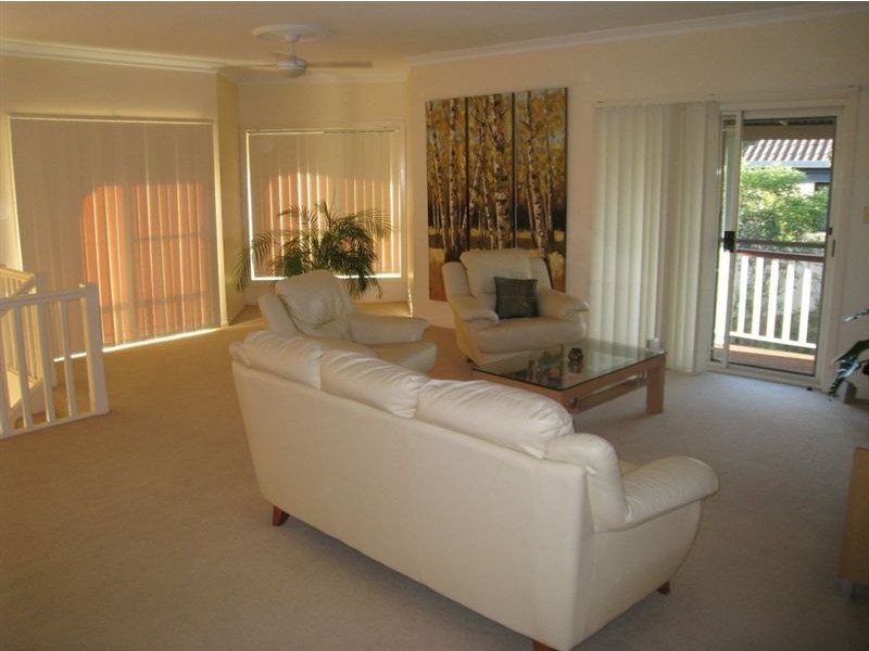 8 Pacific Pines Bvd, Pacific Pines QLD 4211