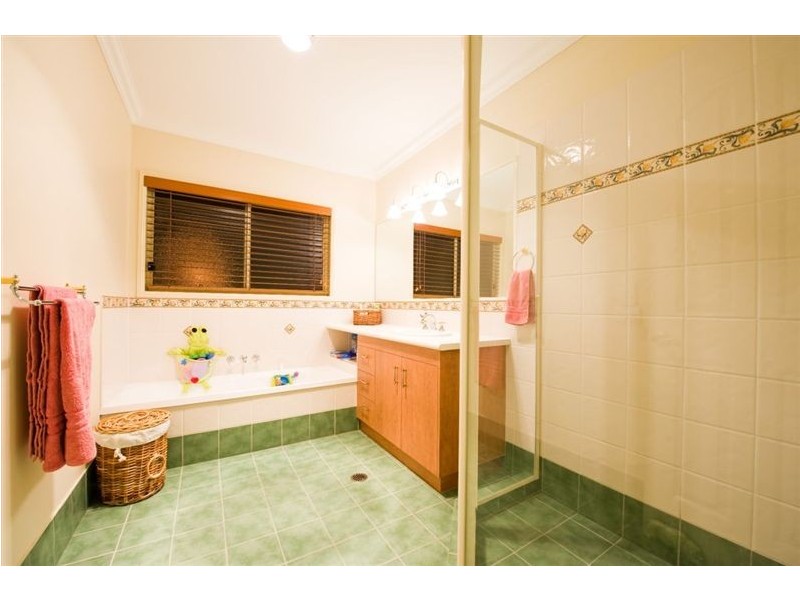 18 Penrhyn Street, Pacific Pines QLD 4211