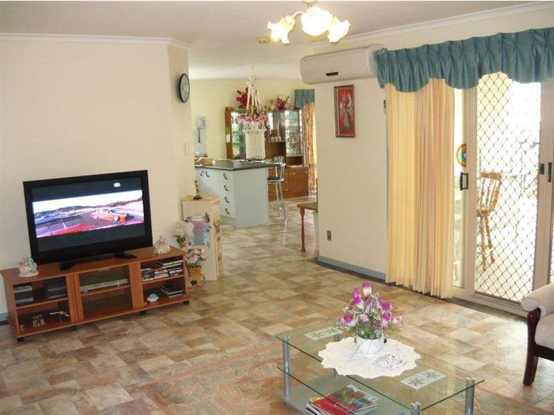 2 Clipperton Chase, Pacific Pines QLD 4211