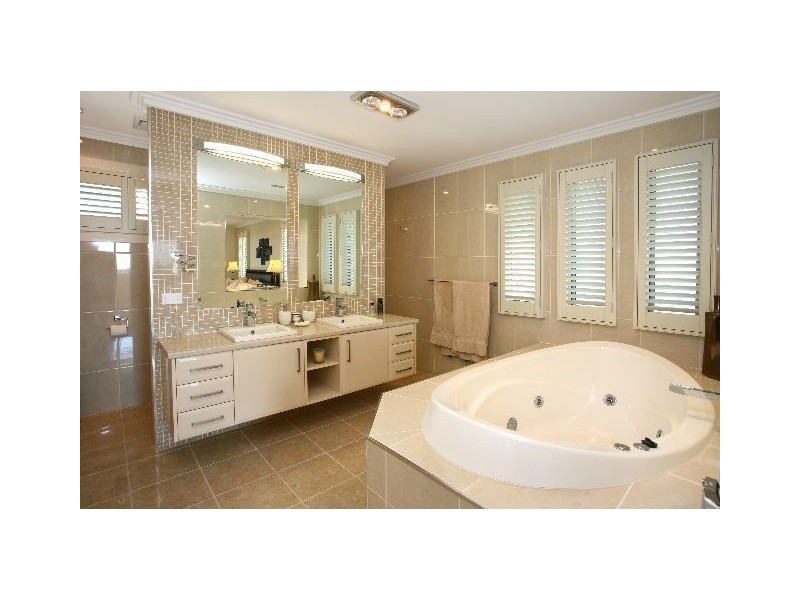 1 Zenith Crescent, Pacific Pines QLD 4211