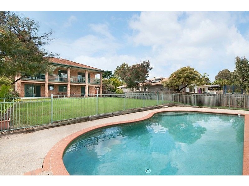 27 Edgeworth Place, Helensvale QLD 4212