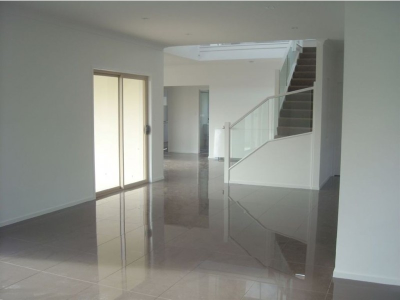 39 Calmwater Crescent, Helensvale QLD 4212