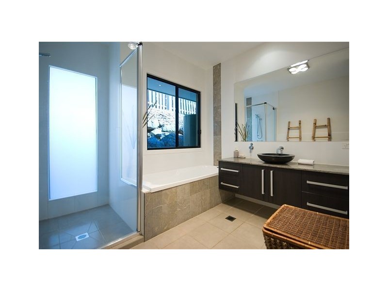 4 Hillary Circuit, Pacific Pines QLD 4211