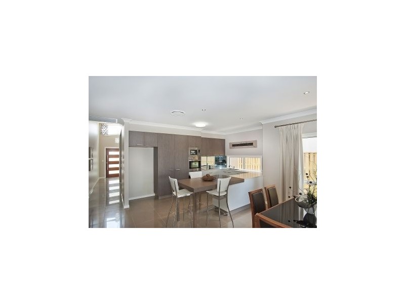 7 Azure Way, Hope Island QLD 4212