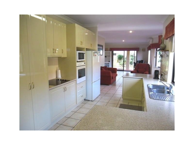2 London Chase, Arundel QLD 4214