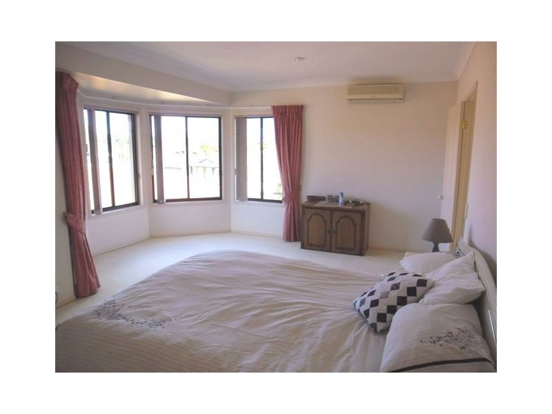 2 London Chase, Arundel QLD 4214