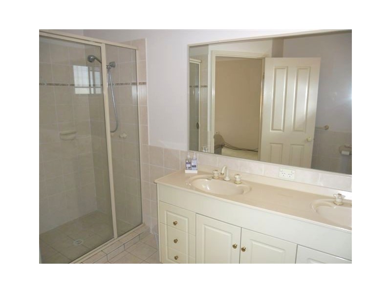 2 London Chase, Arundel QLD 4214