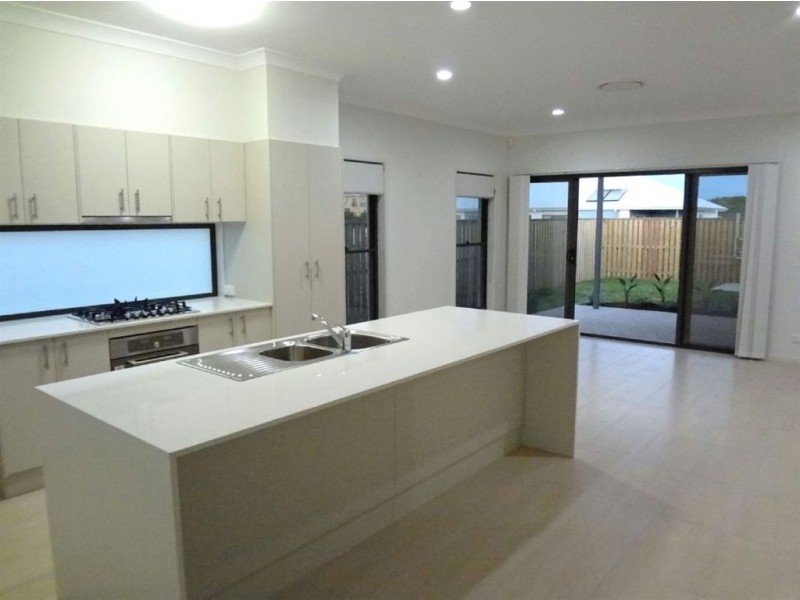 27 Galley Road, Hope Island QLD 4212