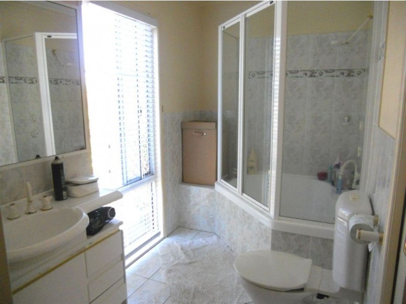 4/23 Parneno Street, Chevron Island QLD 4217