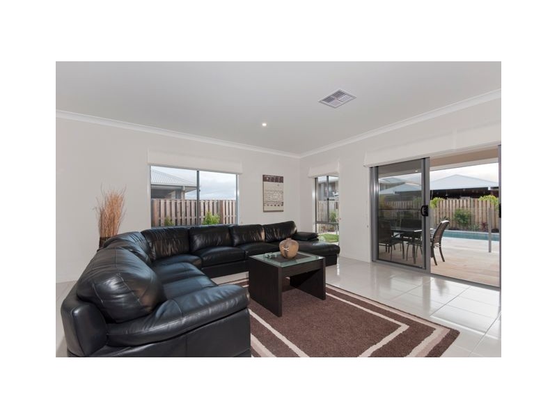 18 Plantation Crescent, Maudsland QLD 4210