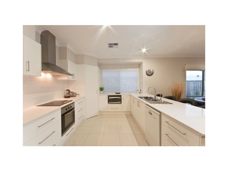 18 Plantation Crescent, Maudsland QLD 4210