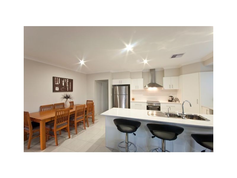 18 Plantation Crescent, Maudsland QLD 4210