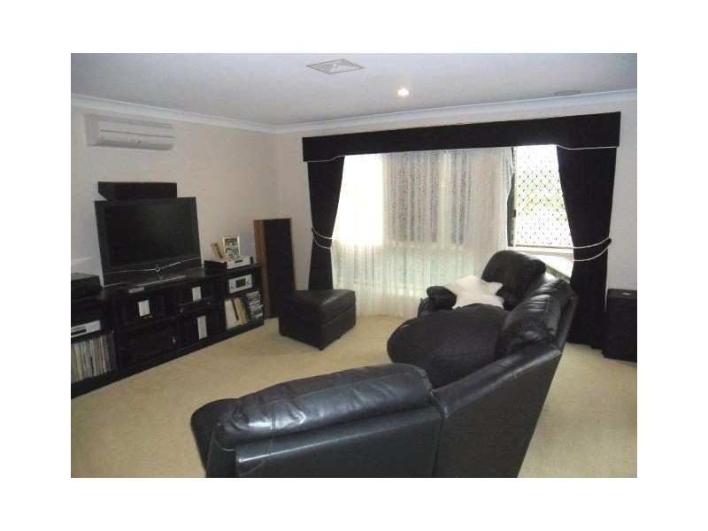 8 Woodward Lane, Pacific Pines QLD 4211