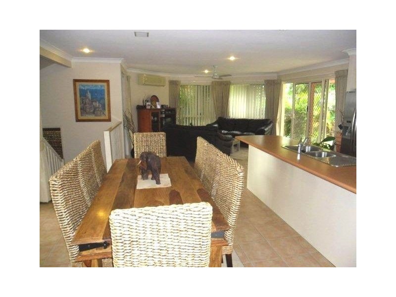 8 Woodward Lane, Pacific Pines QLD 4211