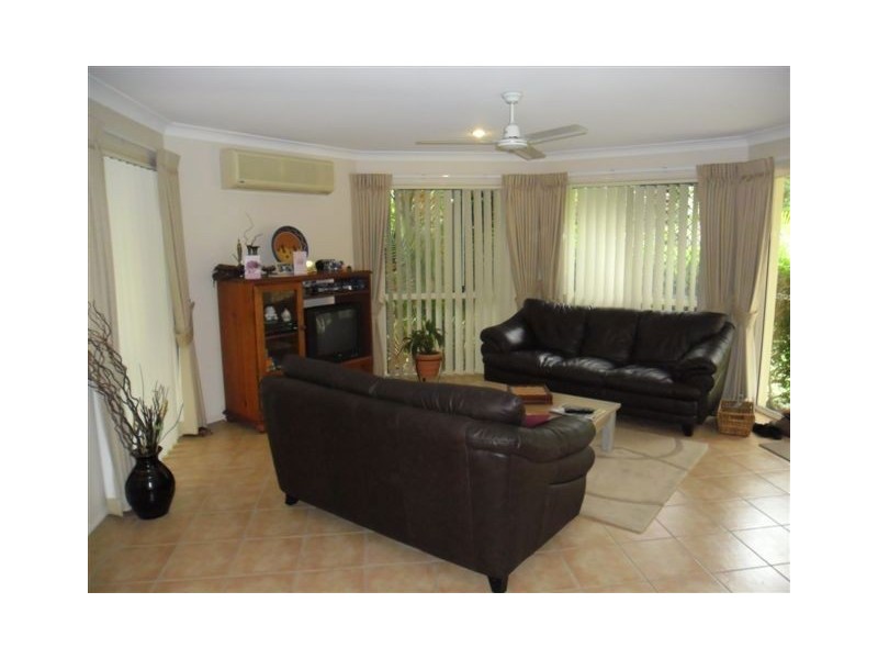 8 Woodward Lane, Pacific Pines QLD 4211