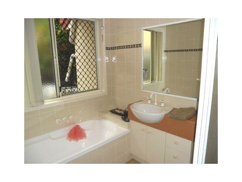 8 Woodward Lane, Pacific Pines QLD 4211
