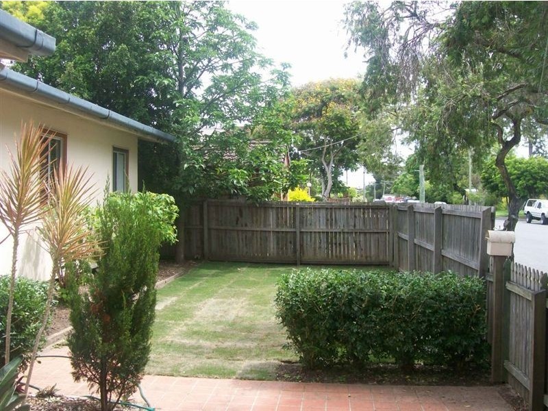 1/2 Middle Street, Labrador QLD 4215