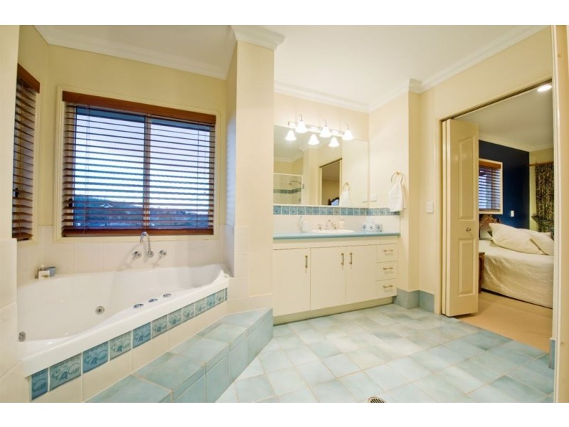 18 Penrhyn Street, Pacific Pines QLD 4211