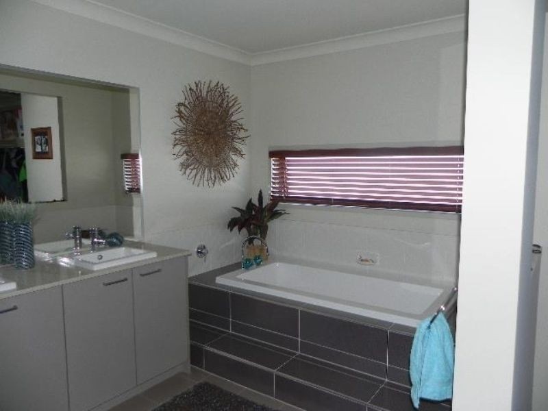 16 Faraday Crescent, Pacific Pines QLD 4211