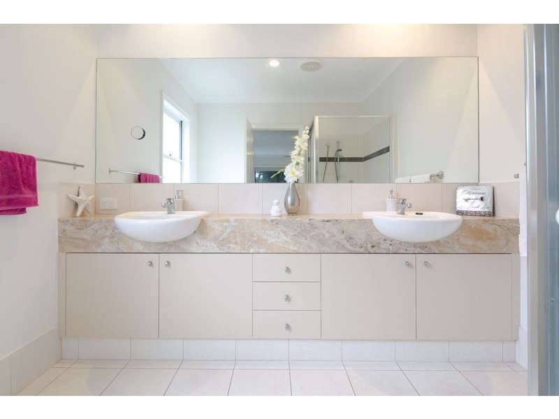 549 Oyster Cove Promenade, Helensvale QLD 4212