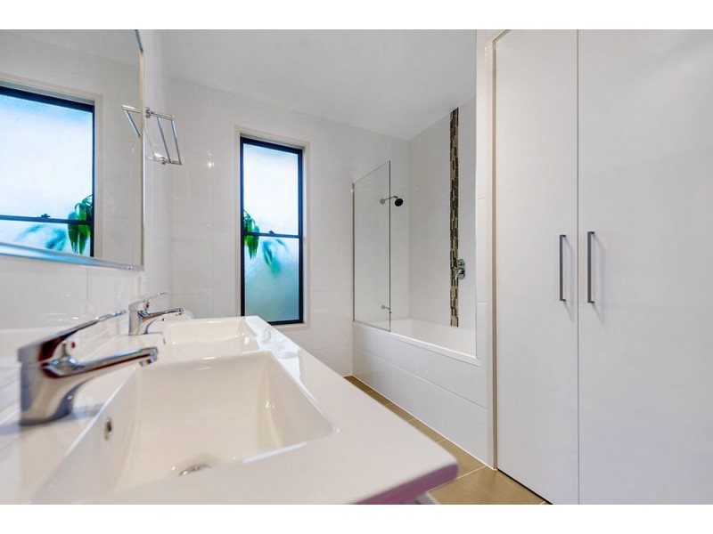 15 Harriet Lane, Oxenford QLD 4210