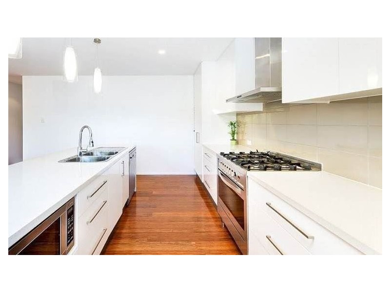 41 Deakin Avenue, Southport QLD 4215
