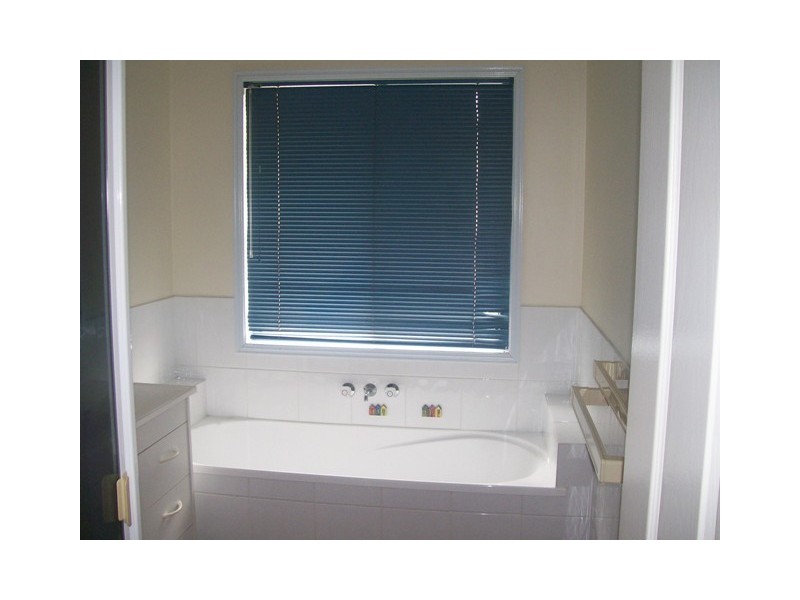 1 Corai Close, Pacific Pines QLD 4211