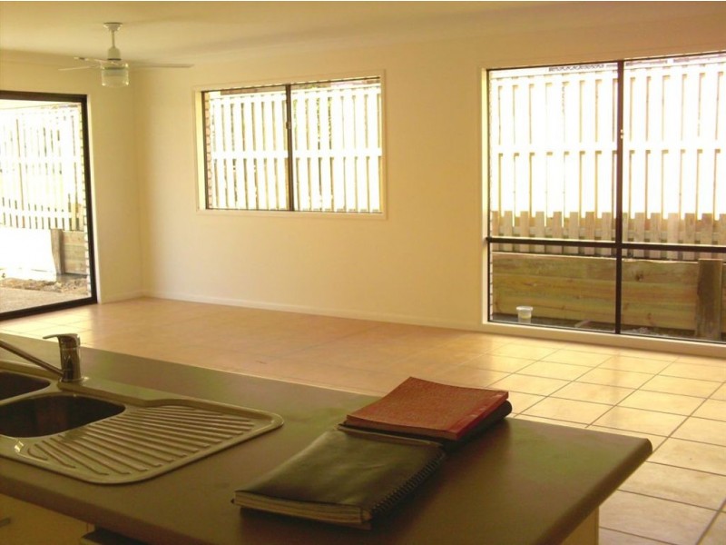 12 Kadie Place, Pacific Pines QLD 4211