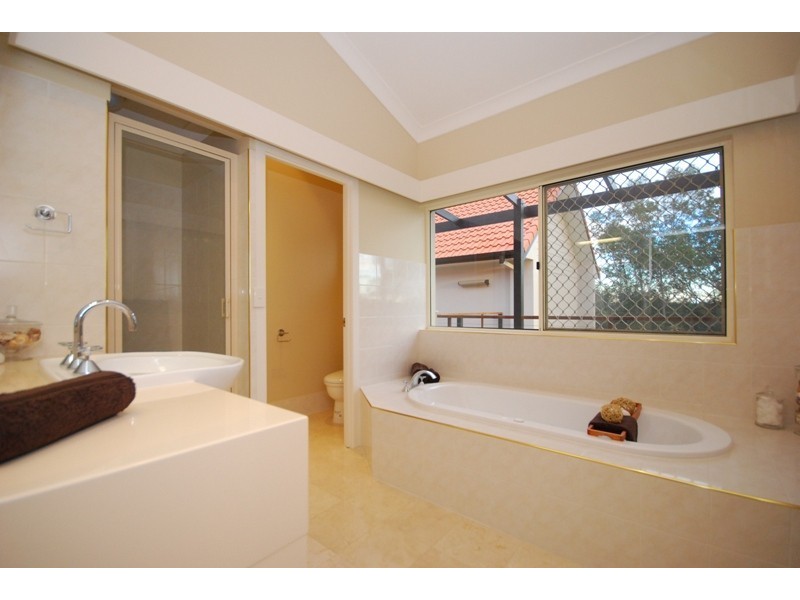 91 Airlie Rd, Pullenvale QLD 4069