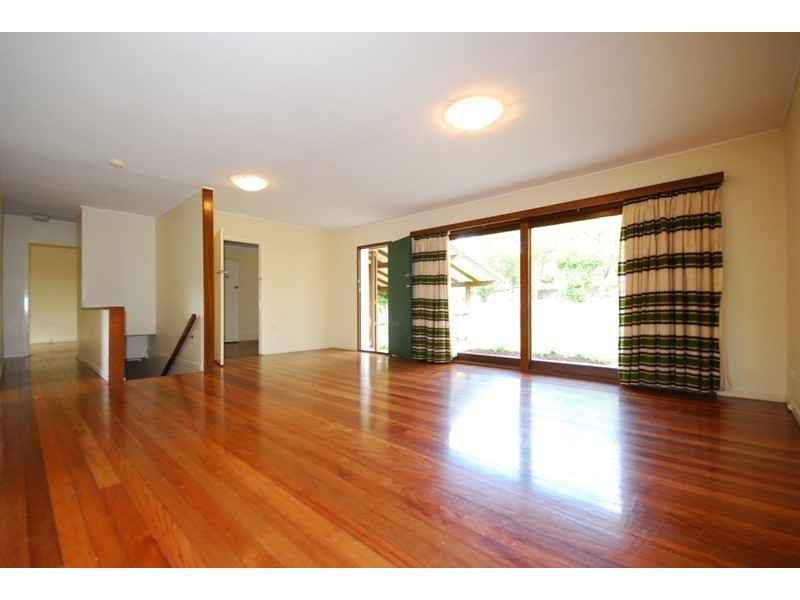 16 Trenton Street, Kenmore QLD 4069