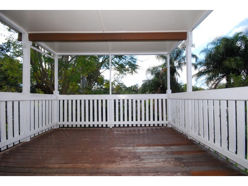 16 Trenton Street, Kenmore QLD 4069