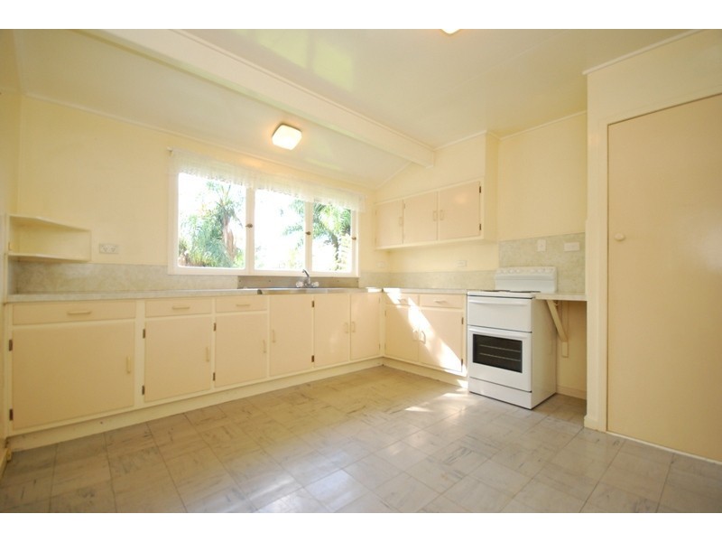 16 Trenton Street, Kenmore QLD 4069