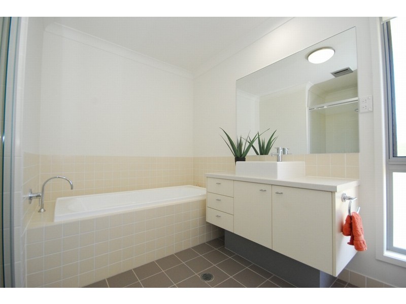 4 Silky Oak Ave, Moggill QLD 4070