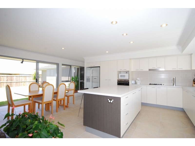 4 Silky Oak Ave, Moggill QLD 4070