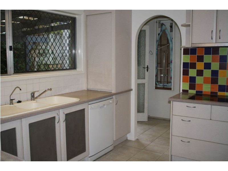 4 Peggy Place, Chapel Hill QLD 4069