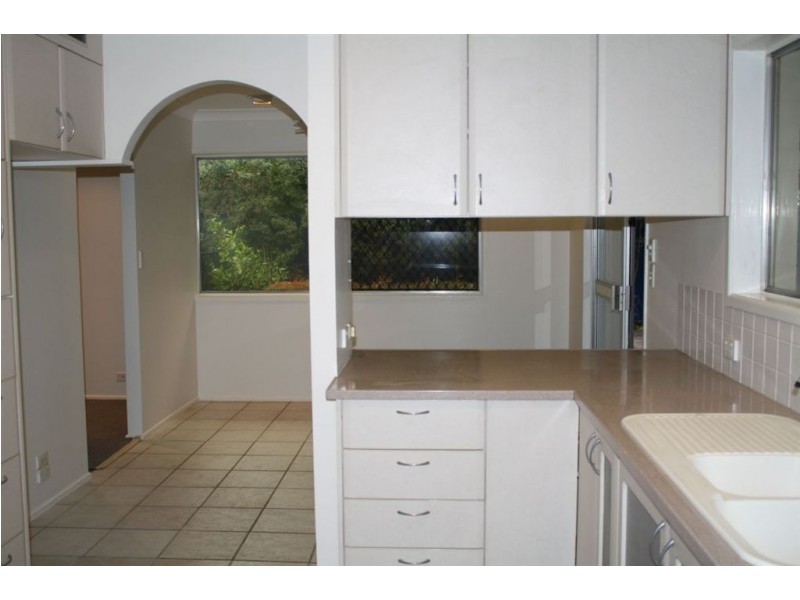 4 Peggy Place, Chapel Hill QLD 4069