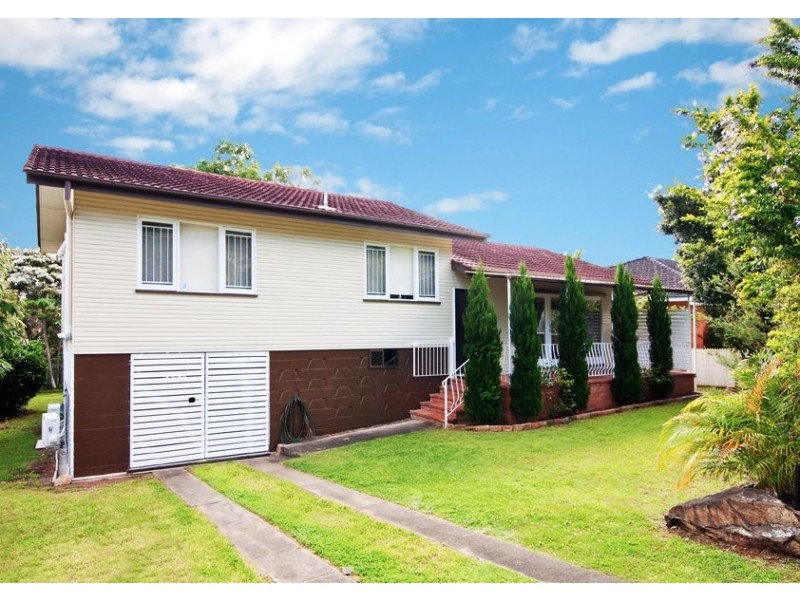 18 Dumbarton Dve, Kenmore QLD 4069