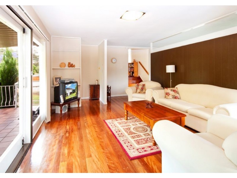 18 Dumbarton Dve, Kenmore QLD 4069