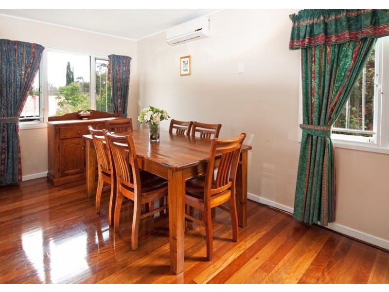 18 Dumbarton Dve, Kenmore QLD 4069