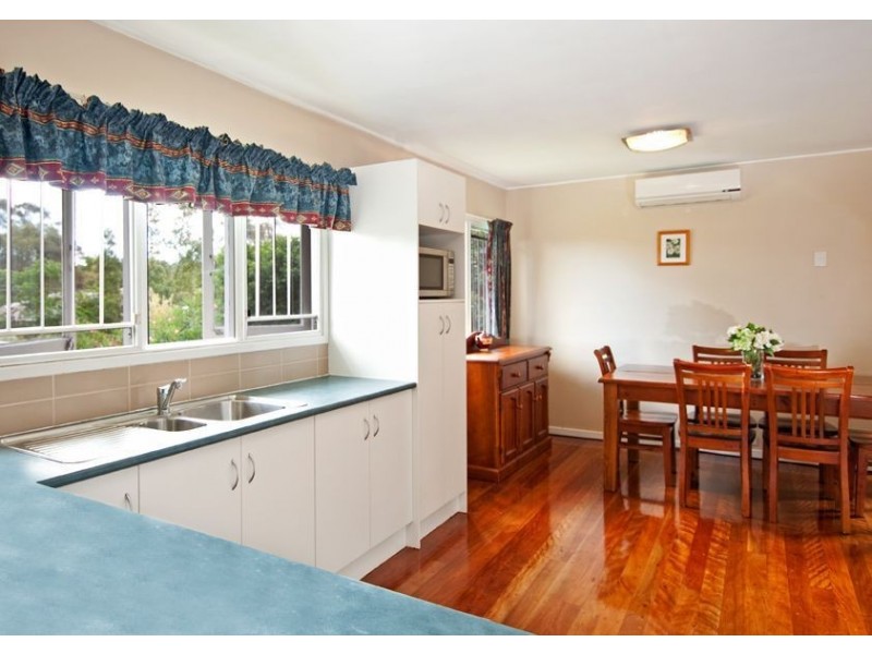 18 Dumbarton Dve, Kenmore QLD 4069