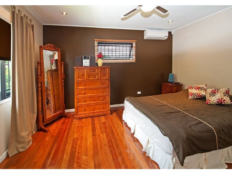 18 Dumbarton Dve, Kenmore QLD 4069