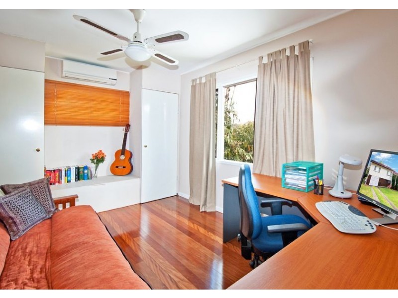 18 Dumbarton Dve, Kenmore QLD 4069