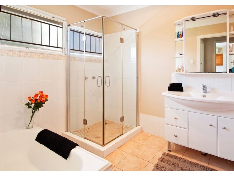 18 Dumbarton Dve, Kenmore QLD 4069