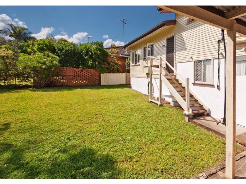 18 Dumbarton Dve, Kenmore QLD 4069