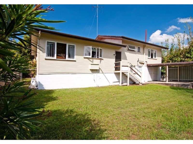 18 Dumbarton Dve, Kenmore QLD 4069