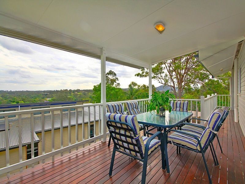 30 Pentlay Street, Kenmore QLD 4069