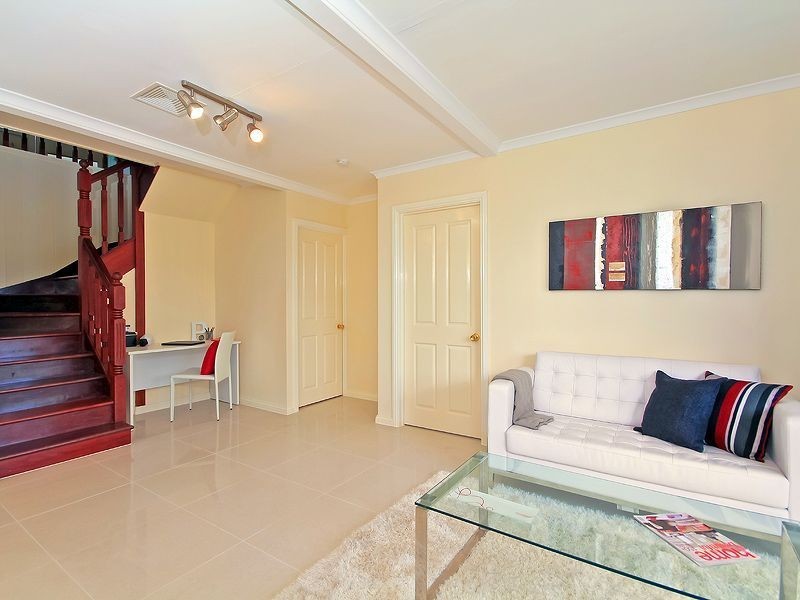 30 Pentlay Street, Kenmore QLD 4069