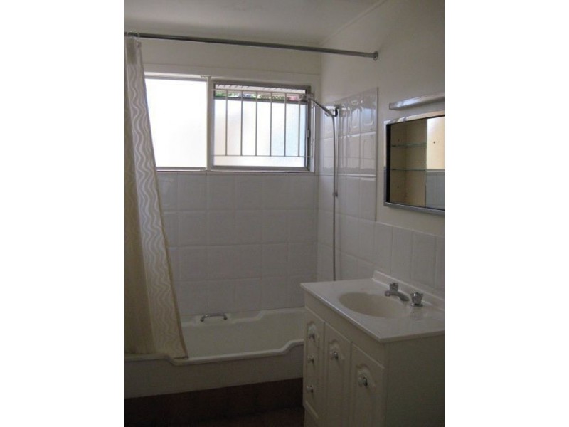 2 Whitian St, Chapel Hill QLD 4069