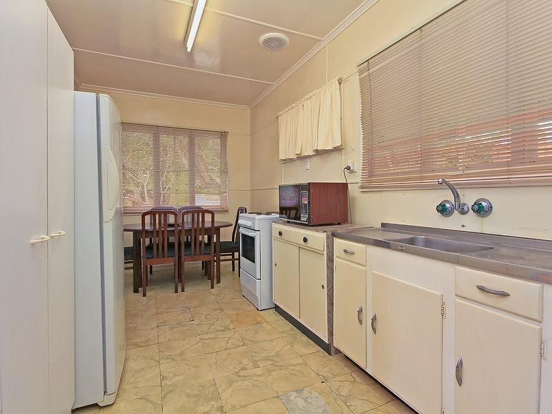 10 Noreen Street, Chapel Hill QLD 4069