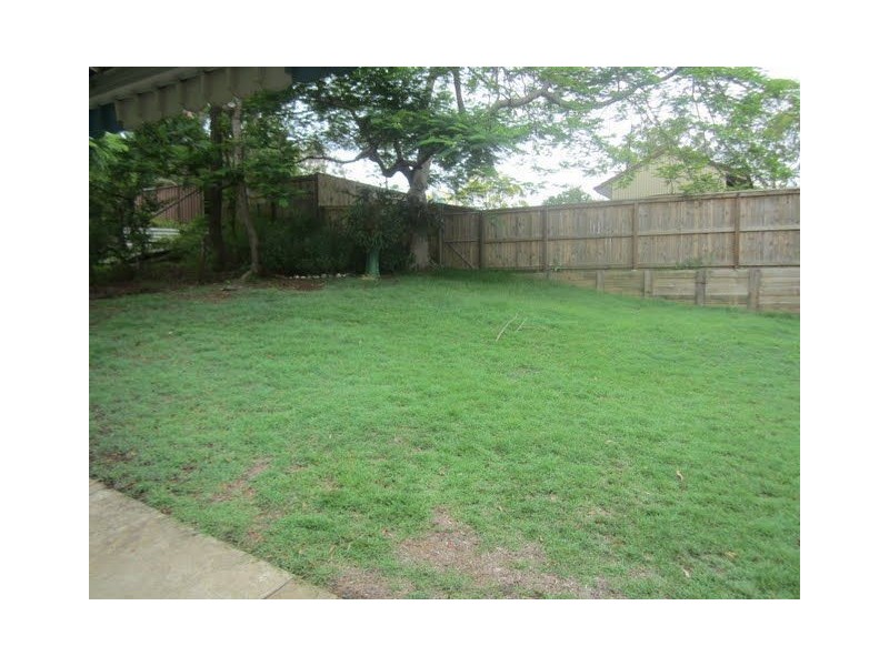 10 Noreen Street, Chapel Hill QLD 4069
